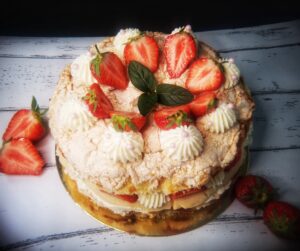 Laktosfri pinocchiotårta med jordgubbar och vaniljkräm