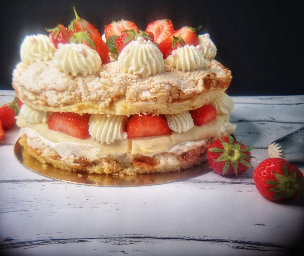 Laktosfri pinocchiotårta med jordgubbar och vaniljkräm