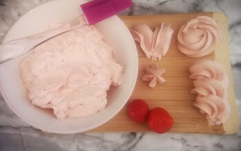 Marängsmörkräm recept med smaker av jordgubbar